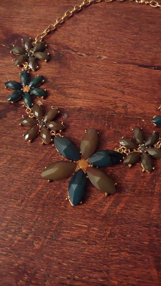 Collana fiori verde oliva e oro