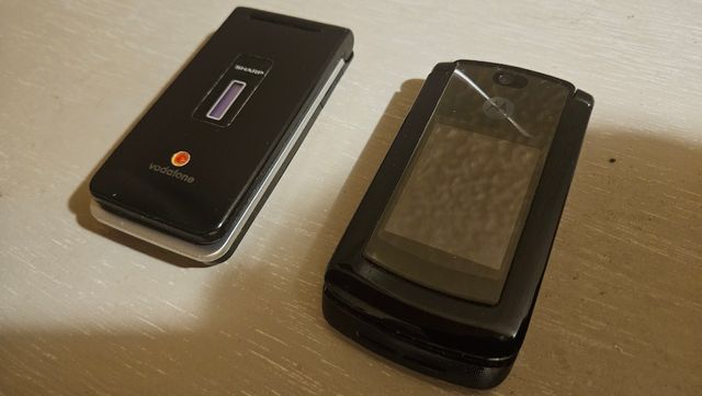 Móviles Motorola Razr y Sharp
