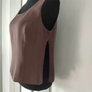 Blusa marrón sin mangas