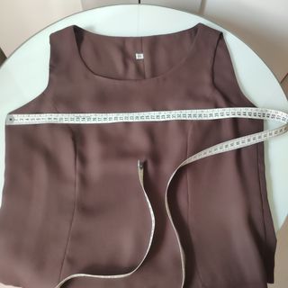 Blusa marrón sin mangas