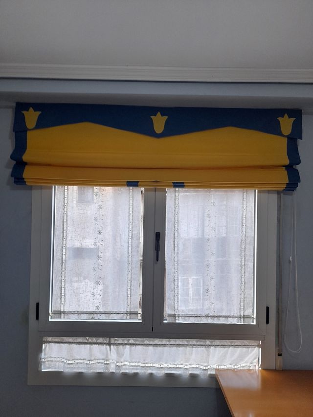 Estor enrollable amarillo y azul