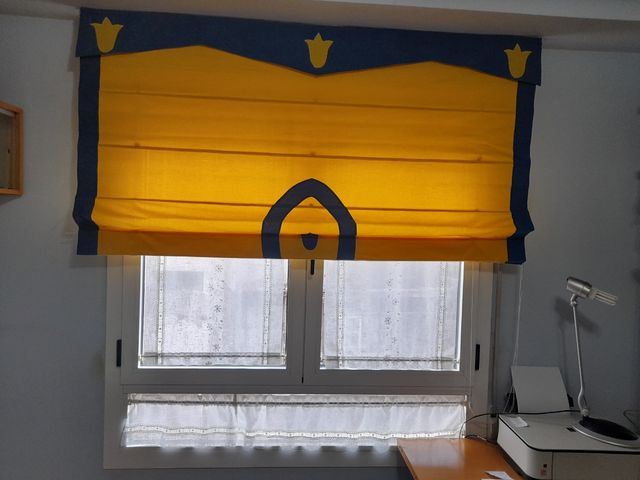 Estor enrollable amarillo y azul