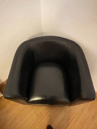 Butaca negra piel sintética.