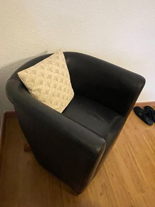 Butaca negra piel sintética.