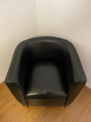 Butaca negra piel sintética.