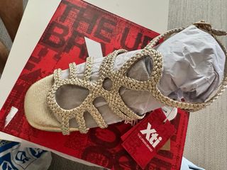 Sandalias doradas XTI - cuña