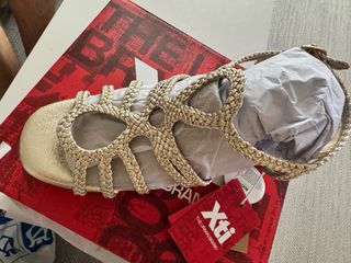 Sandalias doradas XTI - cuña