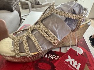 Sandalias doradas XTI - cuña