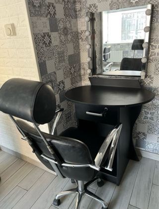 TOCADOR MAQUILLAJE y SILLON

