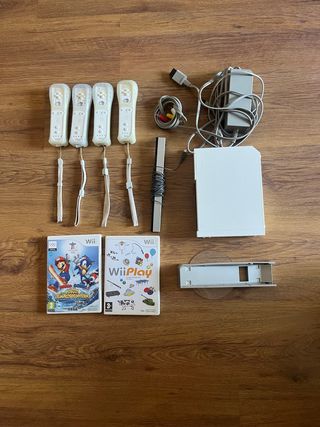 Wii blanca + 4 mandos +  3 juegos