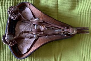 Sillín bicicleta antiguo Amco cuero y muelles