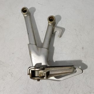 Soporte y estribera de pasajero lado izquierdo Suz
