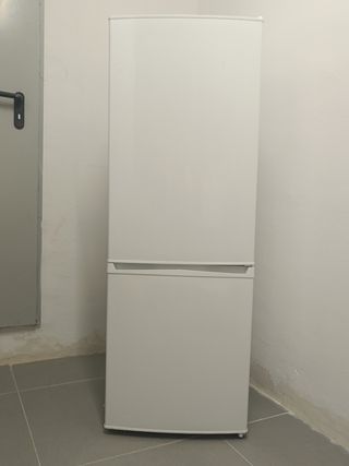 Nevera congelador Ikea blanca
140x50x55cm