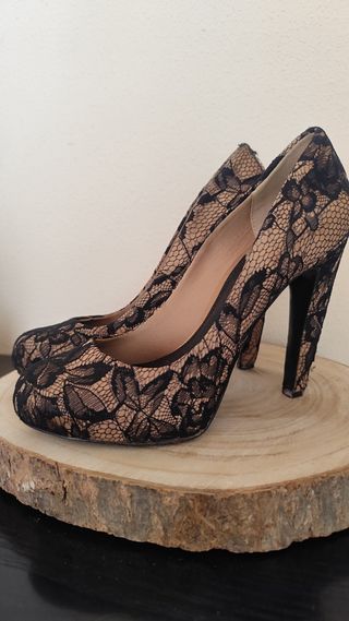 Zapatos tacón encaje dorado-negro