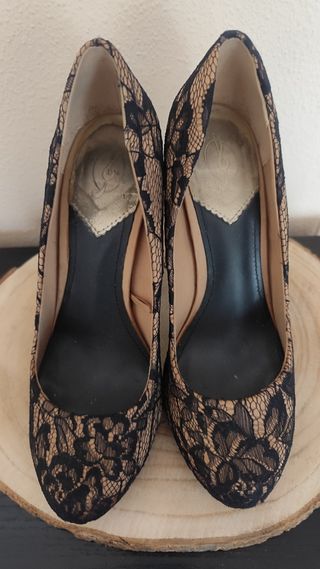 Zapatos tacón encaje dorado-negro