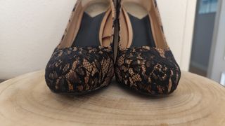 Zapatos tacón encaje dorado-negro