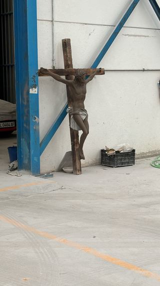 Escultura en marmol marron cristo crucificado