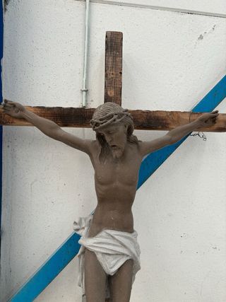 Escultura en marmol marron cristo crucificado