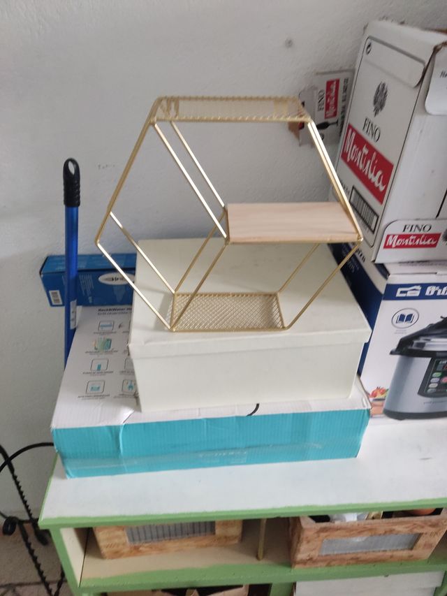 Estantería hexagonal dorada