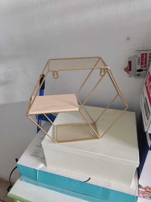 Estantería hexagonal dorada