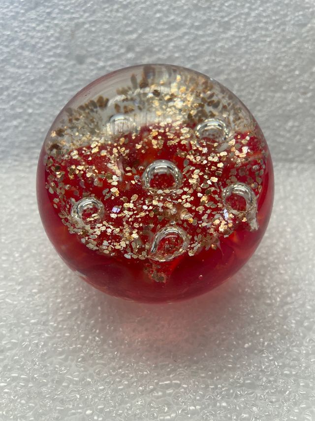 Fermacarte in vetro rosso e oro