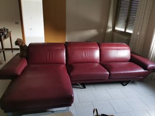 Divano angolare rosso in pelle