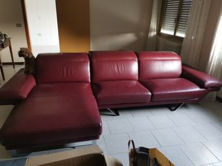 Divano angolare rosso in pelle