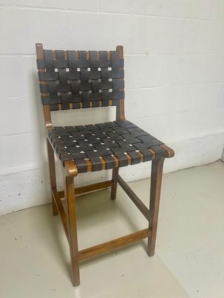 silla alta de madera y cuero marrón