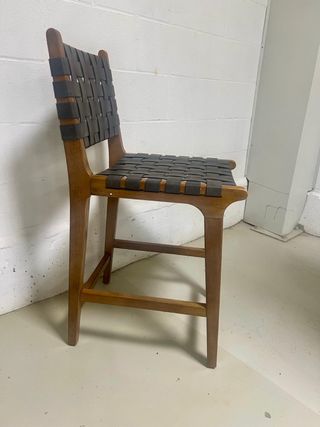 silla alta de madera y cuero marrón