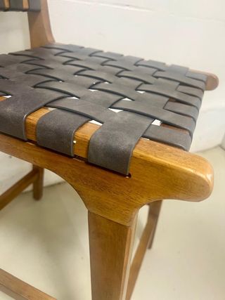 silla alta de madera y cuero marrón