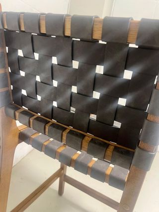 silla alta de madera y cuero marrón