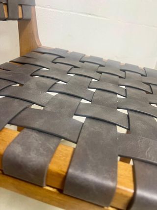 silla alta de madera y cuero marrón
