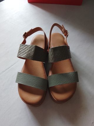 Sandalias planas marrones y verdes