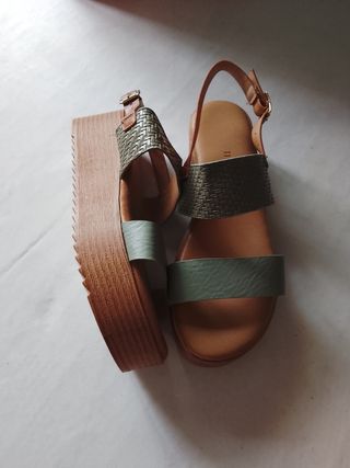 Sandalias planas marrones y verdes