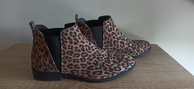 Vestido y botas leopardo