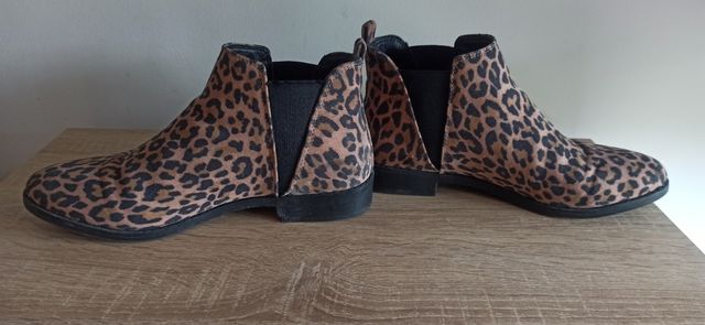 Vestido y botas leopardo