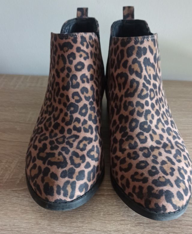 Vestido y botas leopardo