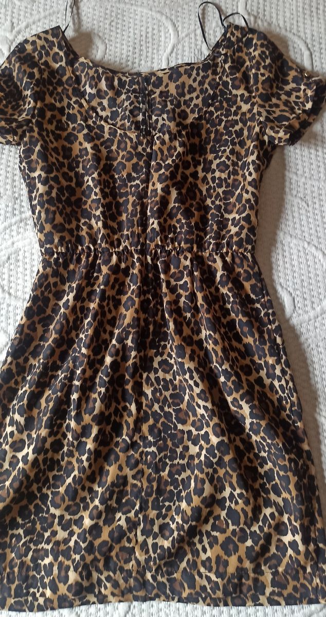 Vestido y botas leopardo