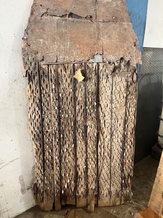 trillo antigua de madera con clavos