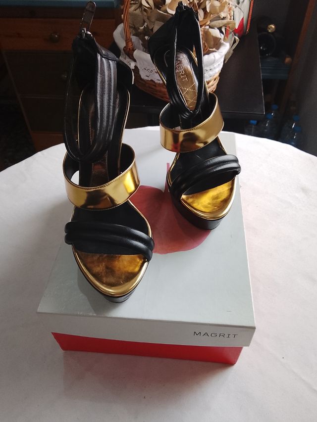 Sandalias Magrit negras y doradas