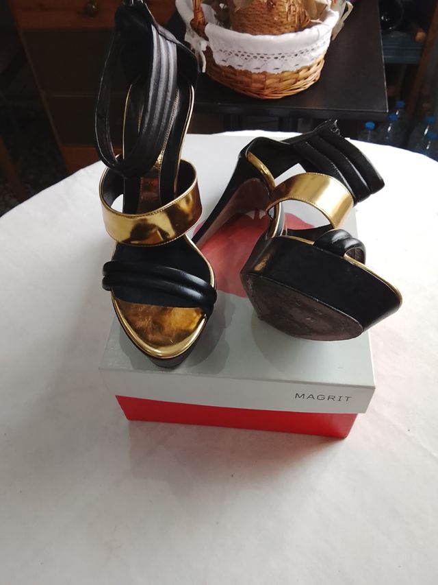Sandalias Magrit negras y doradas