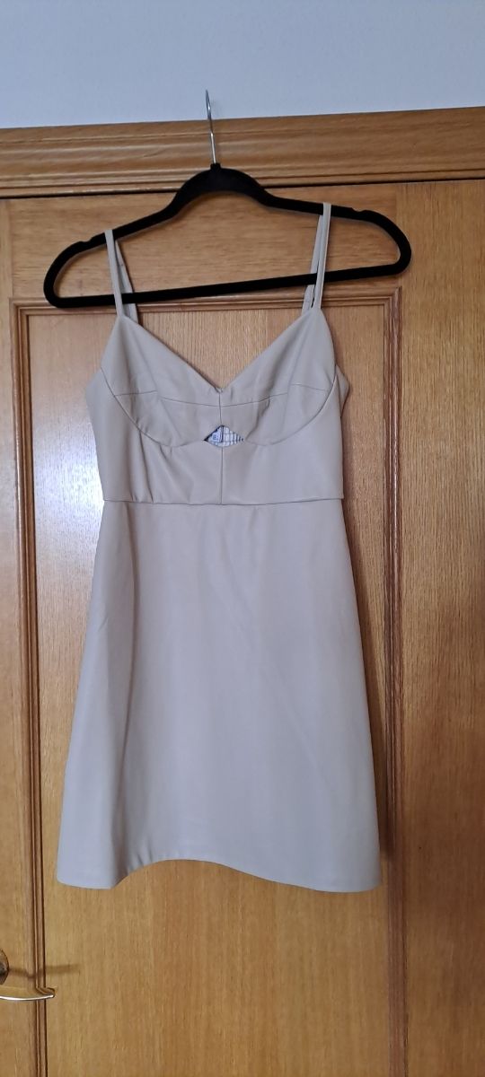 Vestido corto efecto piel