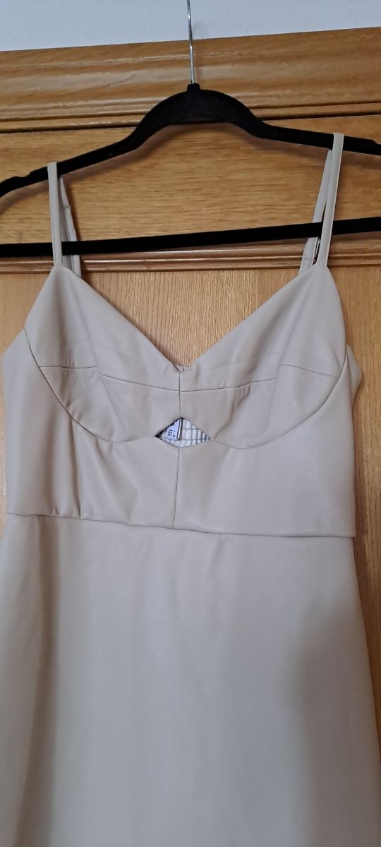 Vestido corto efecto piel