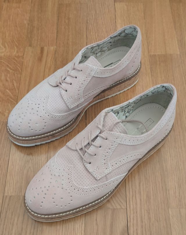 Zapatos de cordones de color rosa claro