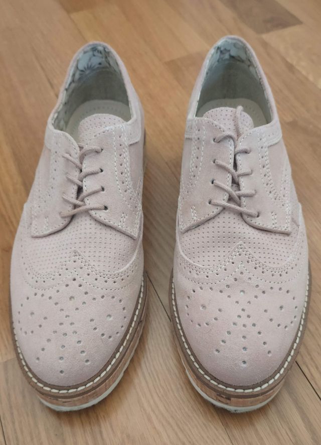 Zapatos de cordones de color rosa claro