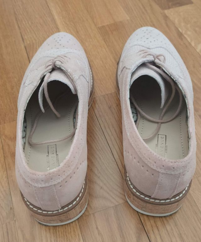 Zapatos de cordones de color rosa claro