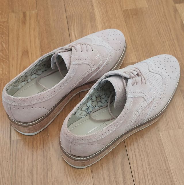 Zapatos de cordones de color rosa claro