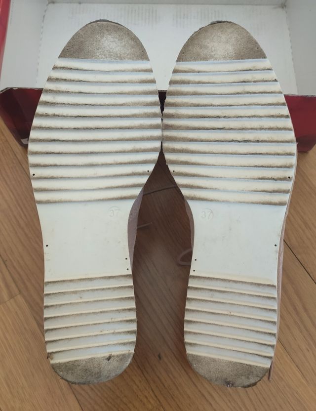 Zapatos de cordones de color rosa claro