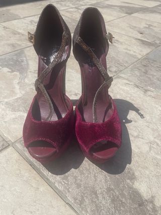 Sandalias Marypaz burdeos y doradas