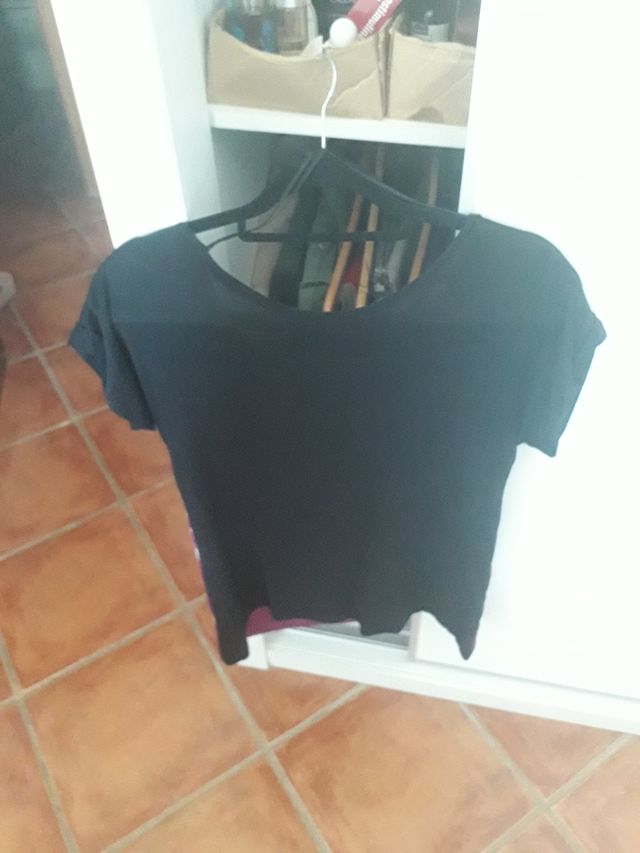 Camiseta Zara negra y morada